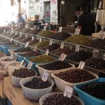 Griechische Oliven auf dem Markt in Athen
