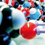 Um die Eigenschaften und Reaktionen der Stoffe zu verstehen, taucht man im Chemieunterricht in die unsichtbare Welt der Atome und Moleküle ein. Dabei wird Vorstellungskraft gefordert und geübt.