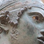 Gesicht des Wagenlenkers von Delphi, Bronzestatue