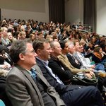 Zuhörerinnen und Zuhörer an unserem Politpodium in der Aula