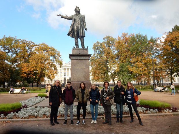 Schülerinnen und Schüler der Russisch-Klasse vor einem Denkmal in St. Petersberg